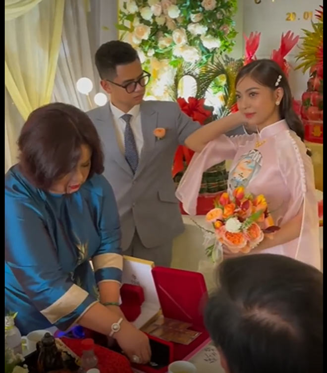 Nhật Lê Tổ Chức Lễ Ăn Hỏi